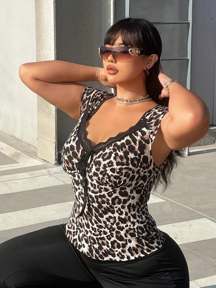 Plus Size Women’s Summer Sweetheart Neckline Floral & Leopard Print Graphic T-Shirt – Trendy Cheetah Tee